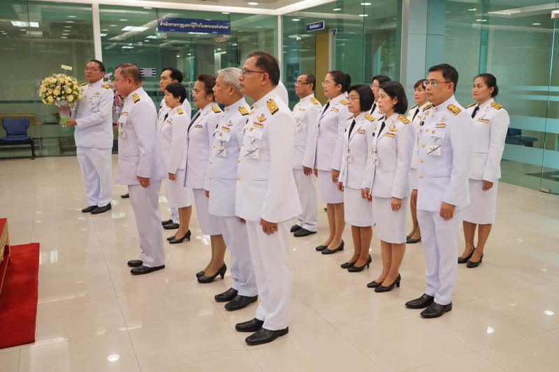 สำนักงานการตรวจเงินแผ่นดิน ร่วมทูลเกล้าทูลกระหม่อมถวายแจกันดอกไม้ต่อเบื้องหน้าพระบรมฉายาลักษณ์พระบาทสมเด็จพระเจ้าอยู่หัว และพระฉ