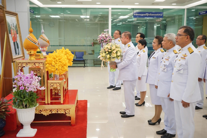 สำนักงานการตรวจเงินแผ่นดิน ร่วมทูลเกล้าทูลกระหม่อมถวายแจกันดอกไม้ต่อเบื้องหน้าพระบรมฉายาลักษณ์พระบาทสมเด็จพระเจ้าอยู่หัว และพระฉ