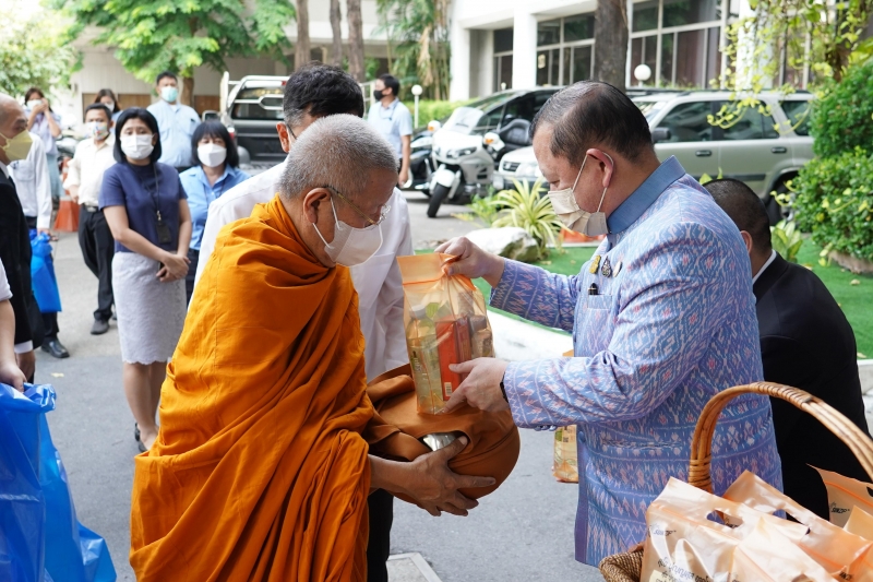 พิธีทำบุญตักบาตรข้าวสารอาหารแห้ง คณะสงฆ์จากวัดปทุมวนารามราชวรวิหาร 