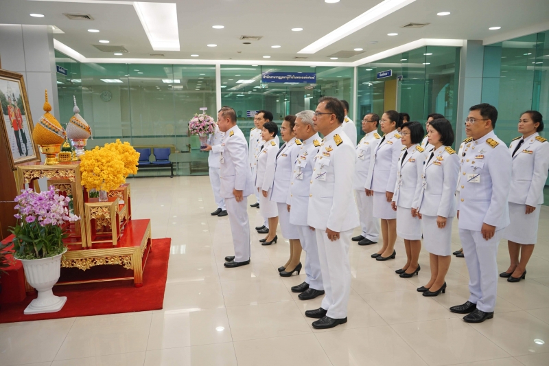 สำนักงานการตรวจเงินแผ่นดิน ร่วมทูลเกล้าทูลกระหม่อมถวายแจกันดอกไม้ต่อเบื้องหน้าพระบรมฉายาลักษณ์พระบาทสมเด็จพระเจ้าอยู่หัว และพระฉ