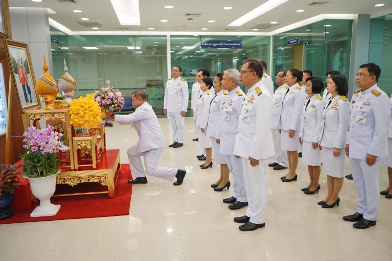 สำนักงานการตรวจเงินแผ่นดิน ร่วมทูลเกล้าทูลกระหม่อมถวายแจกันดอกไม้ต่อเบื้องหน้าพระบรมฉายาลักษณ์พระบาทสมเด็จพระเจ้าอยู่หัว และพระฉ