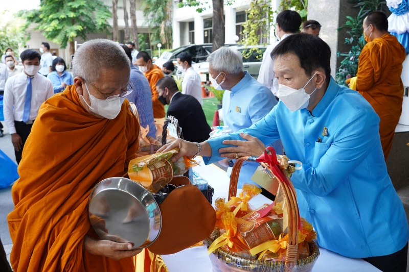 พิธีทำบุญตักบาตรข้าวสารอาหารแห้ง คณะสงฆ์จากวัดปทุมวนารามราชวรวิหาร 