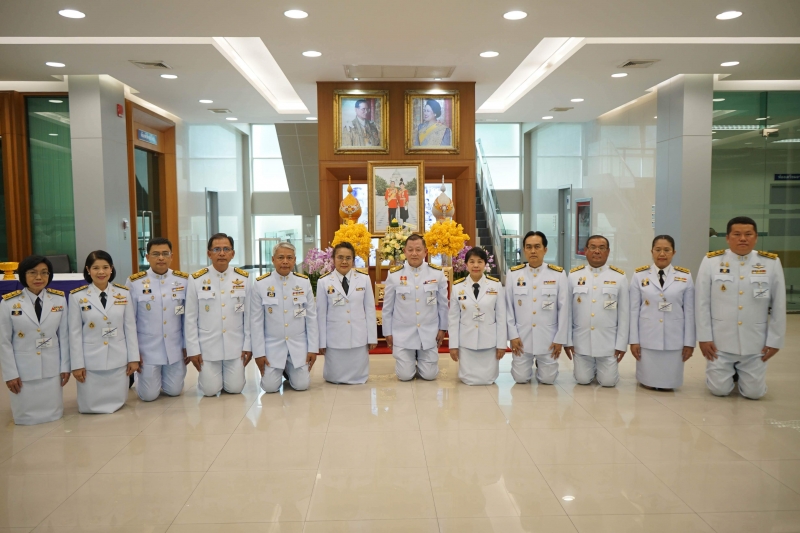 สำนักงานการตรวจเงินแผ่นดิน ร่วมทูลเกล้าทูลกระหม่อมถวายแจกันดอกไม้ต่อเบื้องหน้าพระบรมฉายาลักษณ์พระบาทสมเด็จพระเจ้าอยู่หัว และพระฉ