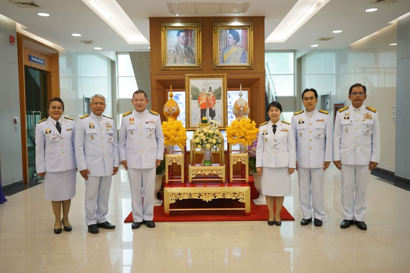 สำนักงานการตรวจเงินแผ่นดิน ร่วมทูลเกล้าทูลกระหม่อมถวายแจกันดอกไม้ต่อเบื้องหน้าพระบรมฉายาลักษณ์พระบาทสมเด็จพระเจ้าอยู่หัว และพระฉ