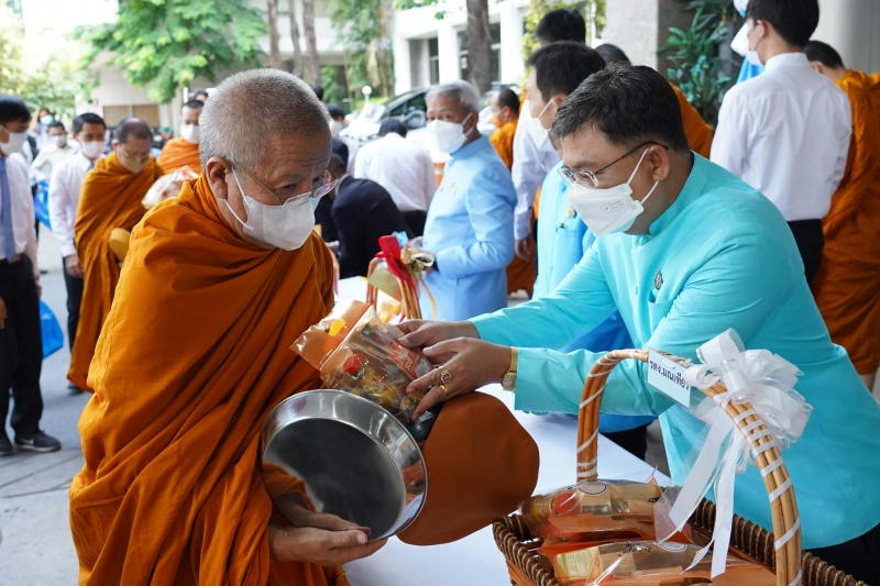 พิธีทำบุญตักบาตรข้าวสารอาหารแห้ง คณะสงฆ์จากวัดปทุมวนารามราชวรวิหาร 