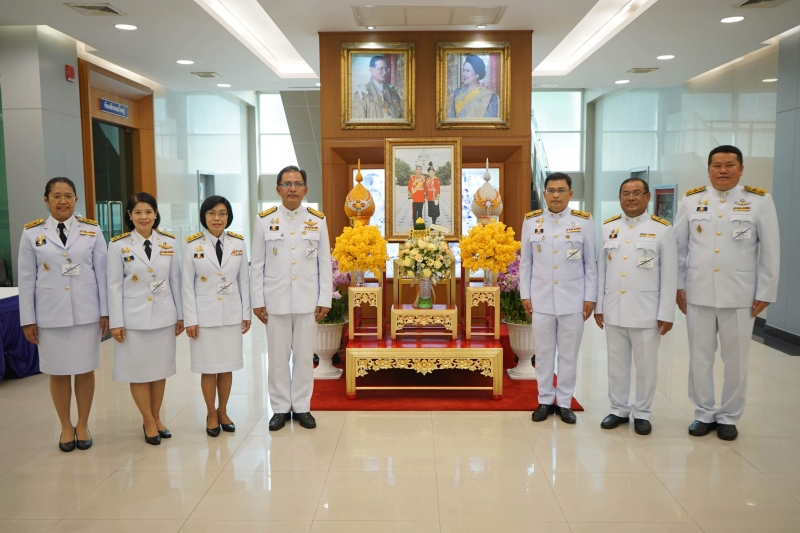 สำนักงานการตรวจเงินแผ่นดิน ร่วมทูลเกล้าทูลกระหม่อมถวายแจกันดอกไม้ต่อเบื้องหน้าพระบรมฉายาลักษณ์พระบาทสมเด็จพระเจ้าอยู่หัว และพระฉ