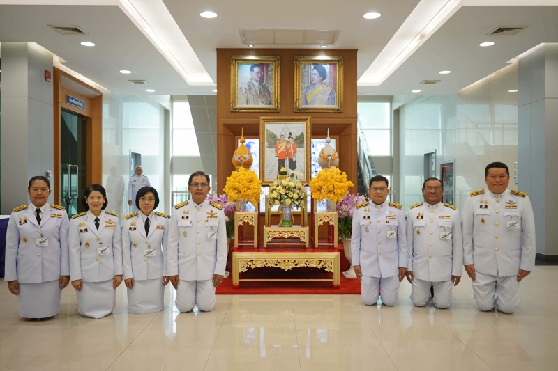 สำนักงานการตรวจเงินแผ่นดิน ร่วมทูลเกล้าทูลกระหม่อมถวายแจกันดอกไม้ต่อเบื้องหน้าพระบรมฉายาลักษณ์พระบาทสมเด็จพระเจ้าอยู่หัว และพระฉ