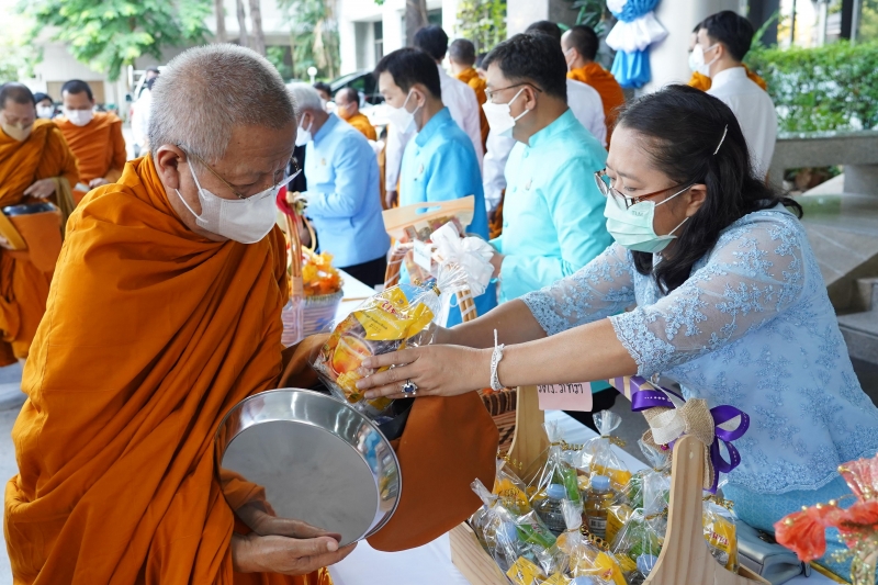 พิธีทำบุญตักบาตรข้าวสารอาหารแห้ง คณะสงฆ์จากวัดปทุมวนารามราชวรวิหาร 