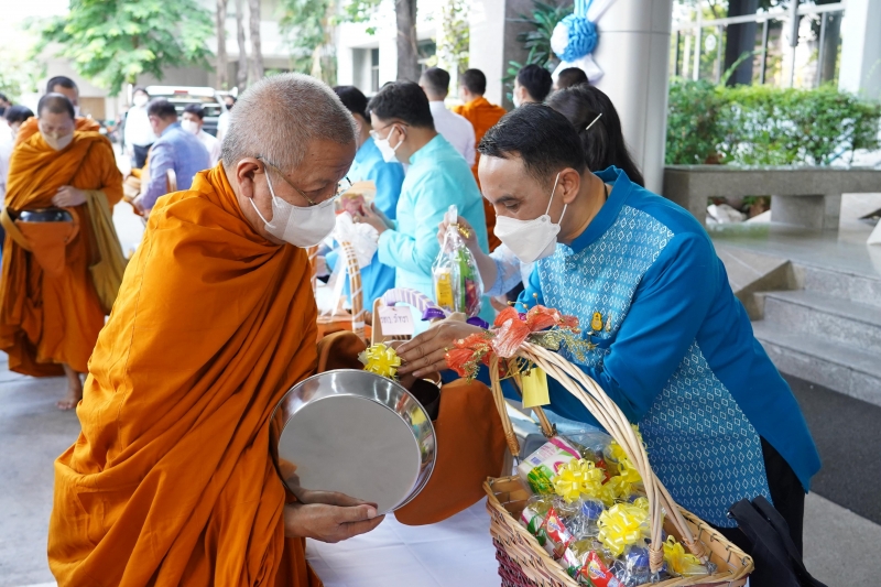 พิธีทำบุญตักบาตรข้าวสารอาหารแห้ง คณะสงฆ์จากวัดปทุมวนารามราชวรวิหาร 