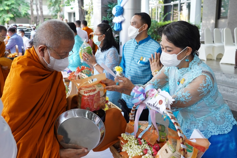 พิธีทำบุญตักบาตรข้าวสารอาหารแห้ง คณะสงฆ์จากวัดปทุมวนารามราชวรวิหาร 
