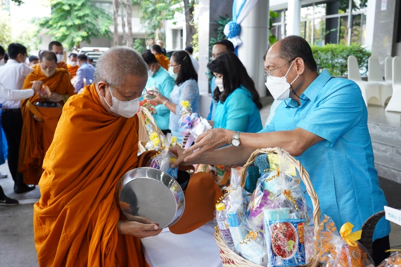 พิธีทำบุญตักบาตรข้าวสารอาหารแห้ง คณะสงฆ์จากวัดปทุมวนารามราชวรวิหาร 