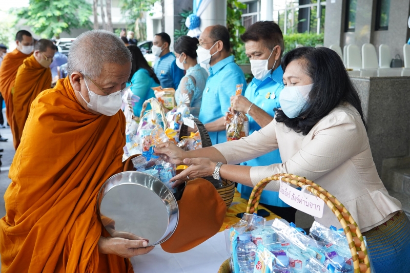 พิธีทำบุญตักบาตรข้าวสารอาหารแห้ง คณะสงฆ์จากวัดปทุมวนารามราชวรวิหาร 