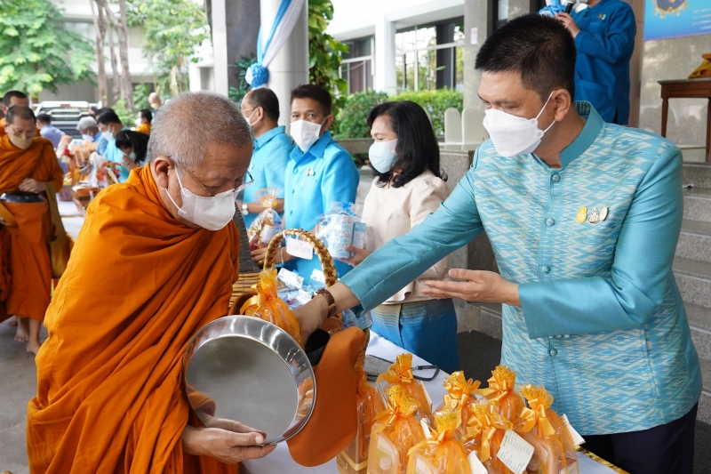 พิธีทำบุญตักบาตรข้าวสารอาหารแห้ง คณะสงฆ์จากวัดปทุมวนารามราชวรวิหาร 