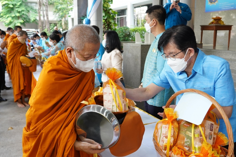 พิธีทำบุญตักบาตรข้าวสารอาหารแห้ง คณะสงฆ์จากวัดปทุมวนารามราชวรวิหาร 