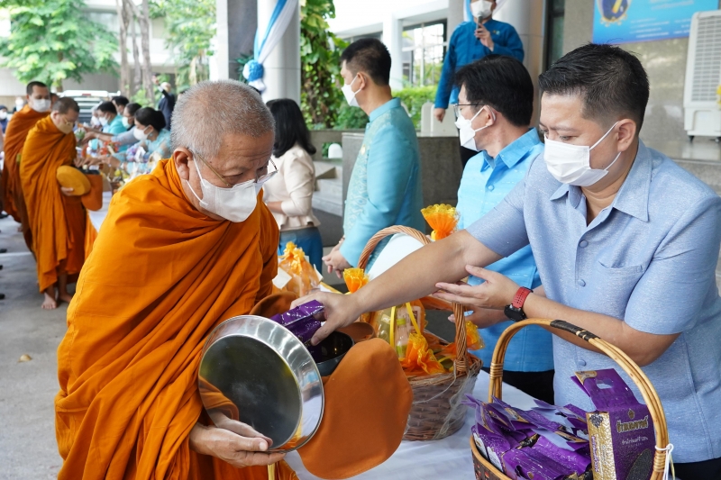 พิธีทำบุญตักบาตรข้าวสารอาหารแห้ง คณะสงฆ์จากวัดปทุมวนารามราชวรวิหาร 