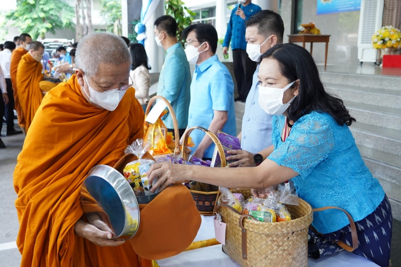 พิธีทำบุญตักบาตรข้าวสารอาหารแห้ง คณะสงฆ์จากวัดปทุมวนารามราชวรวิหาร 