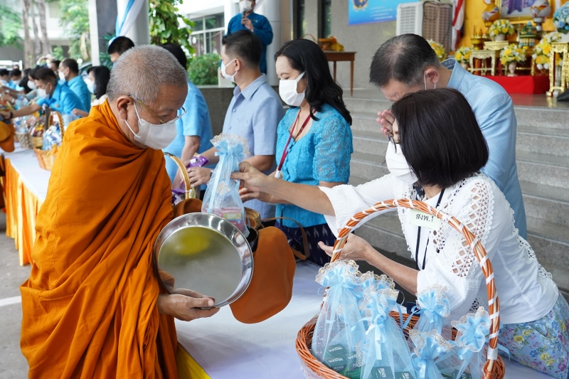 พิธีทำบุญตักบาตรข้าวสารอาหารแห้ง คณะสงฆ์จากวัดปทุมวนารามราชวรวิหาร 