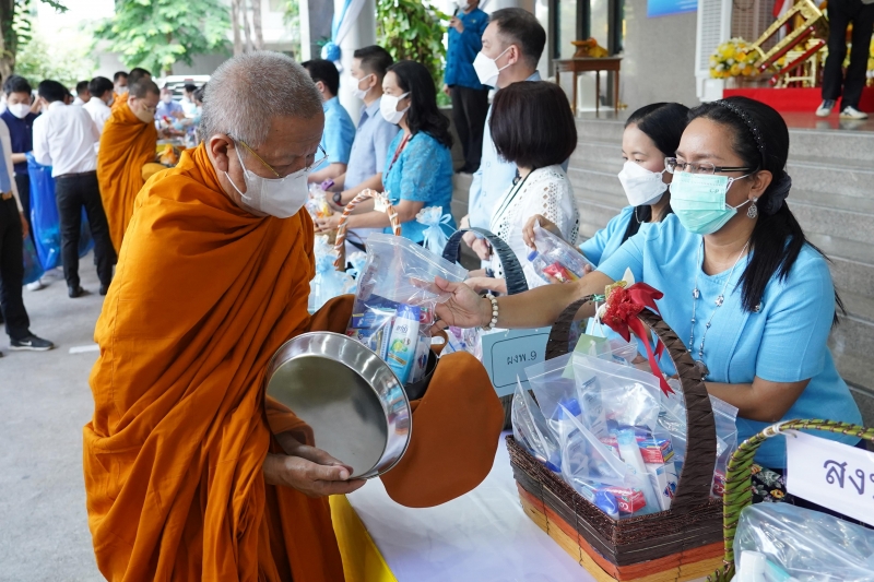 พิธีทำบุญตักบาตรข้าวสารอาหารแห้ง คณะสงฆ์จากวัดปทุมวนารามราชวรวิหาร 