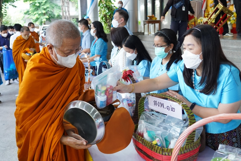 พิธีทำบุญตักบาตรข้าวสารอาหารแห้ง คณะสงฆ์จากวัดปทุมวนารามราชวรวิหาร 