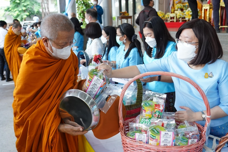พิธีทำบุญตักบาตรข้าวสารอาหารแห้ง คณะสงฆ์จากวัดปทุมวนารามราชวรวิหาร 