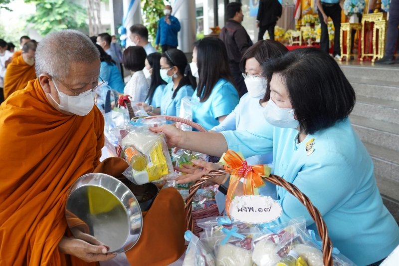 พิธีทำบุญตักบาตรข้าวสารอาหารแห้ง คณะสงฆ์จากวัดปทุมวนารามราชวรวิหาร 