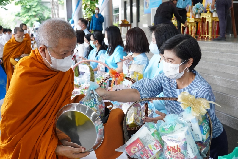 พิธีทำบุญตักบาตรข้าวสารอาหารแห้ง คณะสงฆ์จากวัดปทุมวนารามราชวรวิหาร 