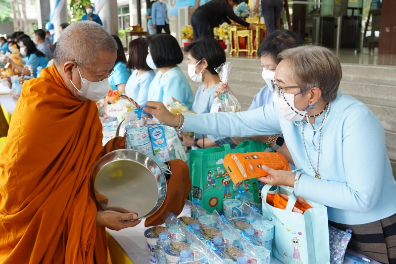พิธีทำบุญตักบาตรข้าวสารอาหารแห้ง คณะสงฆ์จากวัดปทุมวนารามราชวรวิหาร 