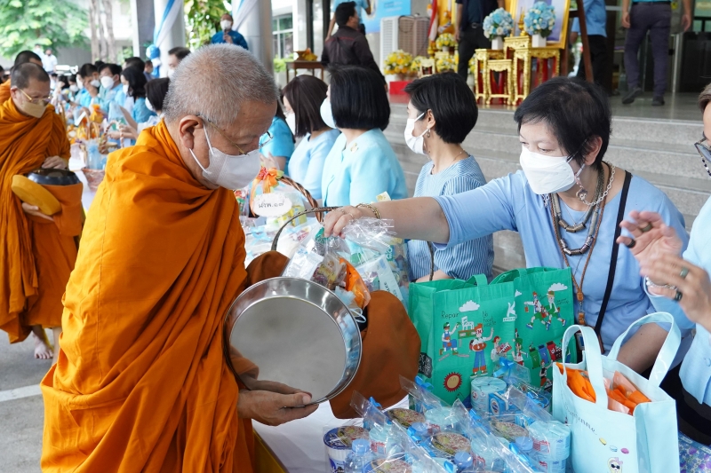 พิธีทำบุญตักบาตรข้าวสารอาหารแห้ง คณะสงฆ์จากวัดปทุมวนารามราชวรวิหาร 