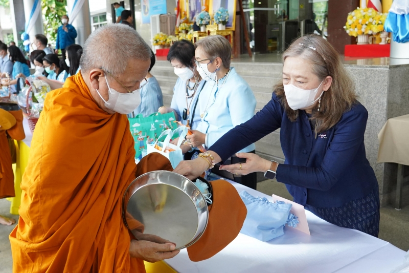 พิธีทำบุญตักบาตรข้าวสารอาหารแห้ง คณะสงฆ์จากวัดปทุมวนารามราชวรวิหาร 