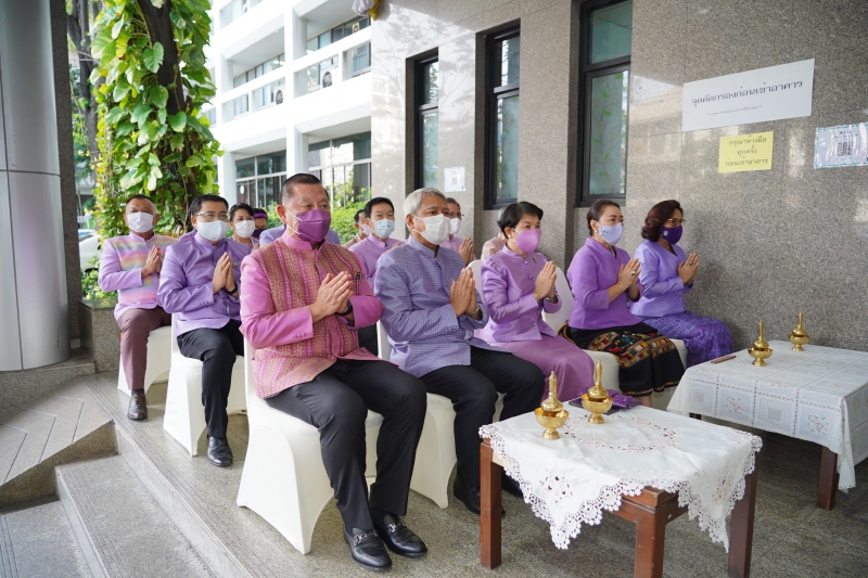 พิธีทำบุญตักบาตรข้าวสารอาหารแห้ง คณะสงฆ์จากวัดเทพธิดารามวรวิหาร พระอารามหลวง เพื่อน้อมถวายเป็นพระราชกุศลและถวายพระพรชัยมงคลแด่สม