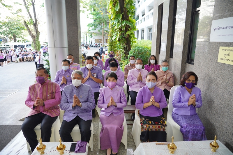 พิธีทำบุญตักบาตรข้าวสารอาหารแห้ง คณะสงฆ์จากวัดเทพธิดารามวรวิหาร พระอารามหลวง เพื่อน้อมถวายเป็นพระราชกุศลและถวายพระพรชัยมงคลแด่สม