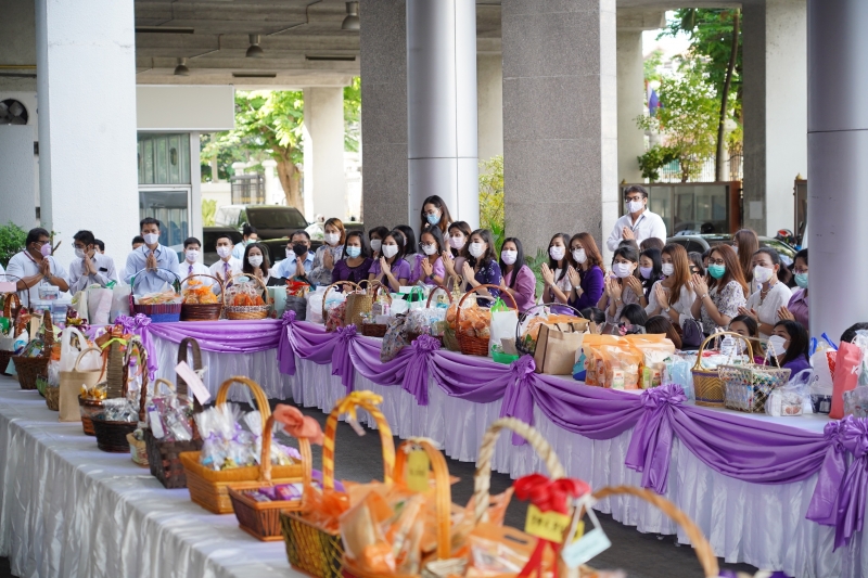 พิธีทำบุญตักบาตรข้าวสารอาหารแห้ง คณะสงฆ์จากวัดเทพธิดารามวรวิหาร พระอารามหลวง เพื่อน้อมถวายเป็นพระราชกุศลและถวายพระพรชัยมงคลแด่สม