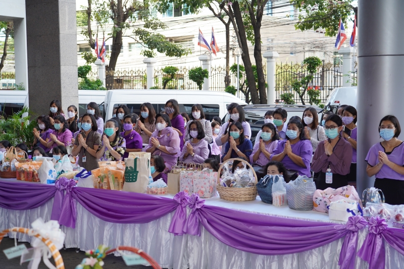 พิธีทำบุญตักบาตรข้าวสารอาหารแห้ง คณะสงฆ์จากวัดเทพธิดารามวรวิหาร พระอารามหลวง เพื่อน้อมถวายเป็นพระราชกุศลและถวายพระพรชัยมงคลแด่สม