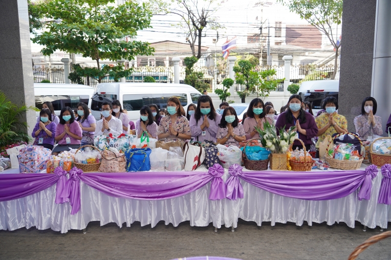 พิธีทำบุญตักบาตรข้าวสารอาหารแห้ง คณะสงฆ์จากวัดเทพธิดารามวรวิหาร พระอารามหลวง เพื่อน้อมถวายเป็นพระราชกุศลและถวายพระพรชัยมงคลแด่สม