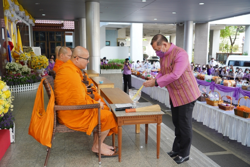 พิธีทำบุญตักบาตรข้าวสารอาหารแห้ง คณะสงฆ์จากวัดเทพธิดารามวรวิหาร พระอารามหลวง เพื่อน้อมถวายเป็นพระราชกุศลและถวายพระพรชัยมงคลแด่สม