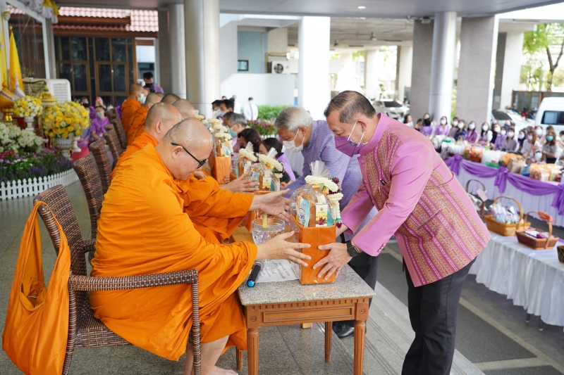พิธีทำบุญตักบาตรข้าวสารอาหารแห้ง คณะสงฆ์จากวัดเทพธิดารามวรวิหาร พระอารามหลวง เพื่อน้อมถวายเป็นพระราชกุศลและถวายพระพรชัยมงคลแด่สม