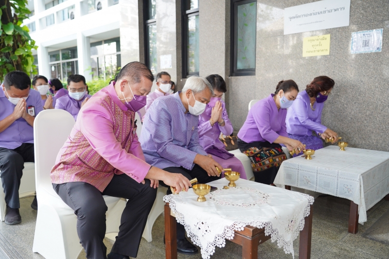 พิธีทำบุญตักบาตรข้าวสารอาหารแห้ง คณะสงฆ์จากวัดเทพธิดารามวรวิหาร พระอารามหลวง เพื่อน้อมถวายเป็นพระราชกุศลและถวายพระพรชัยมงคลแด่สม