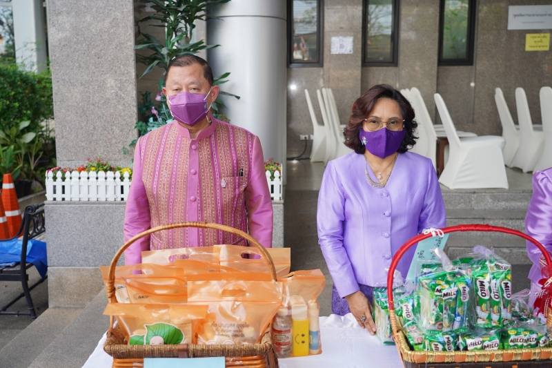 พิธีทำบุญตักบาตรข้าวสารอาหารแห้ง คณะสงฆ์จากวัดเทพธิดารามวรวิหาร พระอารามหลวง เพื่อน้อมถวายเป็นพระราชกุศลและถวายพระพรชัยมงคลแด่สม