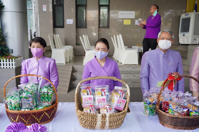 พิธีทำบุญตักบาตรข้าวสารอาหารแห้ง คณะสงฆ์จากวัดเทพธิดารามวรวิหาร พระอารามหลวง เพื่อน้อมถวายเป็นพระราชกุศลและถวายพระพรชัยมงคลแด่สม