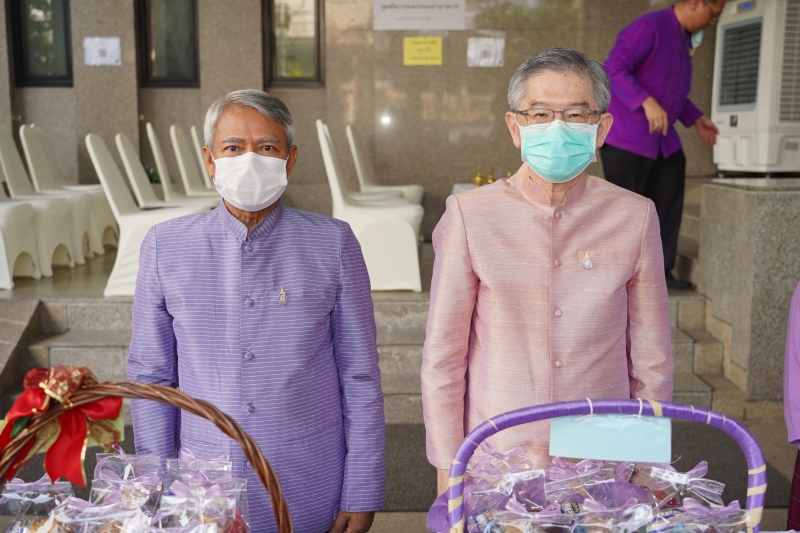 พิธีทำบุญตักบาตรข้าวสารอาหารแห้ง คณะสงฆ์จากวัดเทพธิดารามวรวิหาร พระอารามหลวง เพื่อน้อมถวายเป็นพระราชกุศลและถวายพระพรชัยมงคลแด่สม