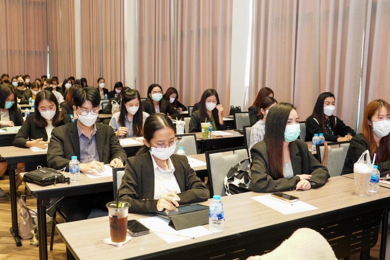 นางสาวจินดา มหัทธนวัฒน์ กรรมการตรวจเงินแผ่นดิน ให้เกียรติเป็นวิทยากรบรรยายโครงการพัฒนาข้าราชการใหม่ ปีงบประมาณ 2566 ณ โรงแรม เบส