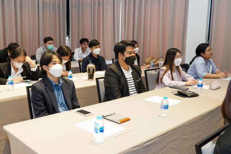 นางสาวจินดา มหัทธนวัฒน์ กรรมการตรวจเงินแผ่นดิน ให้เกียรติเป็นวิทยากรบรรยายโครงการพัฒนาข้าราชการใหม่ ปีงบประมาณ 2566 ณ โรงแรม เบส