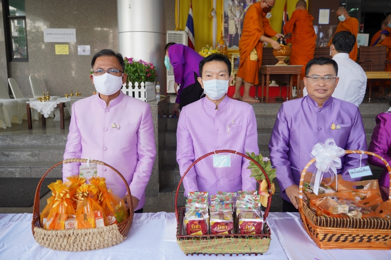 พิธีทำบุญตักบาตรข้าวสารอาหารแห้ง คณะสงฆ์จากวัดเทพธิดารามวรวิหาร พระอารามหลวง เพื่อน้อมถวายเป็นพระราชกุศลและถวายพระพรชัยมงคลแด่สม