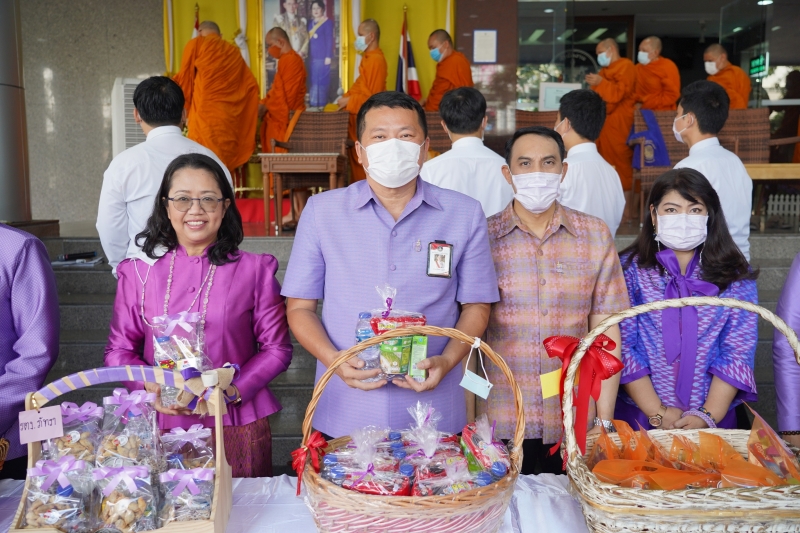 พิธีทำบุญตักบาตรข้าวสารอาหารแห้ง คณะสงฆ์จากวัดเทพธิดารามวรวิหาร พระอารามหลวง เพื่อน้อมถวายเป็นพระราชกุศลและถวายพระพรชัยมงคลแด่สม