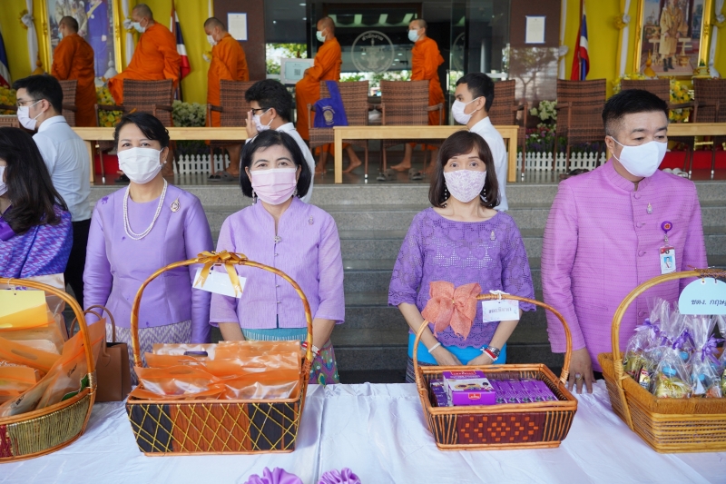 พิธีทำบุญตักบาตรข้าวสารอาหารแห้ง คณะสงฆ์จากวัดเทพธิดารามวรวิหาร พระอารามหลวง เพื่อน้อมถวายเป็นพระราชกุศลและถวายพระพรชัยมงคลแด่สม