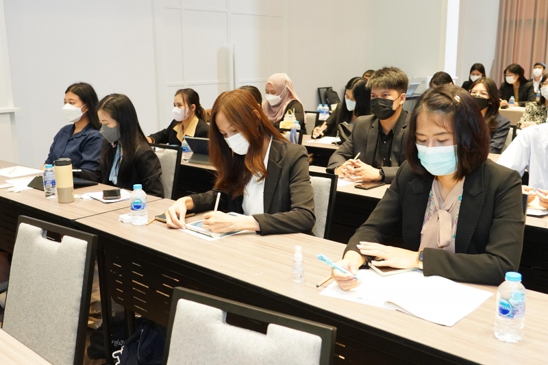 นางสาวจินดา มหัทธนวัฒน์ กรรมการตรวจเงินแผ่นดิน ให้เกียรติเป็นวิทยากรบรรยายโครงการพัฒนาข้าราชการใหม่ ปีงบประมาณ 2566 ณ โรงแรม เบส