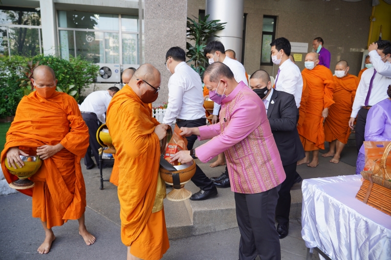 พิธีทำบุญตักบาตรข้าวสารอาหารแห้ง คณะสงฆ์จากวัดเทพธิดารามวรวิหาร พระอารามหลวง เพื่อน้อมถวายเป็นพระราชกุศลและถวายพระพรชัยมงคลแด่สม