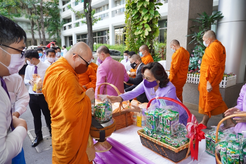 พิธีทำบุญตักบาตรข้าวสารอาหารแห้ง คณะสงฆ์จากวัดเทพธิดารามวรวิหาร พระอารามหลวง เพื่อน้อมถวายเป็นพระราชกุศลและถวายพระพรชัยมงคลแด่สม