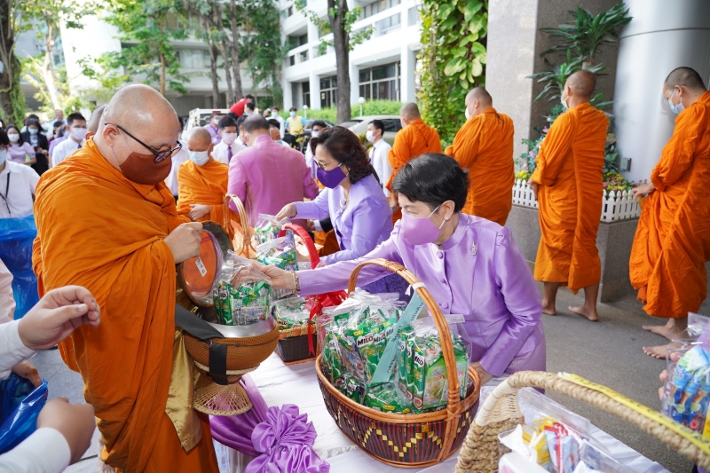 พิธีทำบุญตักบาตรข้าวสารอาหารแห้ง คณะสงฆ์จากวัดเทพธิดารามวรวิหาร พระอารามหลวง เพื่อน้อมถวายเป็นพระราชกุศลและถวายพระพรชัยมงคลแด่สม