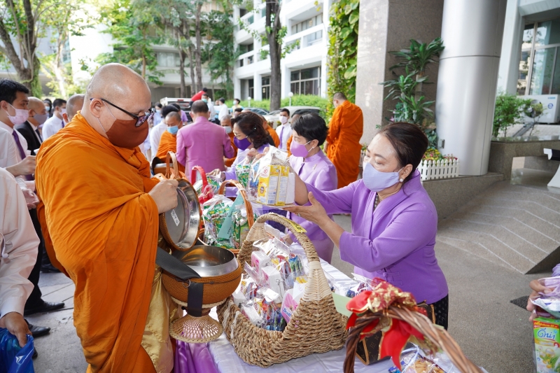 พิธีทำบุญตักบาตรข้าวสารอาหารแห้ง คณะสงฆ์จากวัดเทพธิดารามวรวิหาร พระอารามหลวง เพื่อน้อมถวายเป็นพระราชกุศลและถวายพระพรชัยมงคลแด่สม